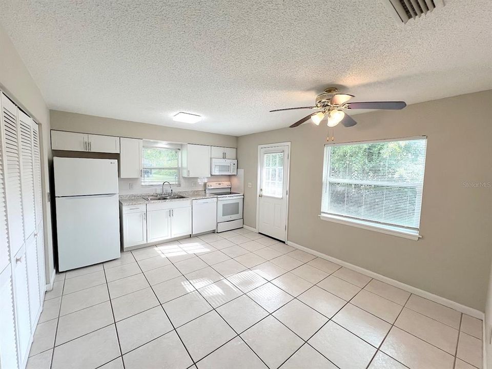 For Rent: $1,300 (2 beds, 1 baths, 986 Square Feet)