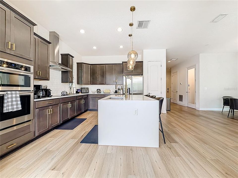 En Venta: $839,900 (4 camas, 3 baños, 2364 Pies cuadrados)