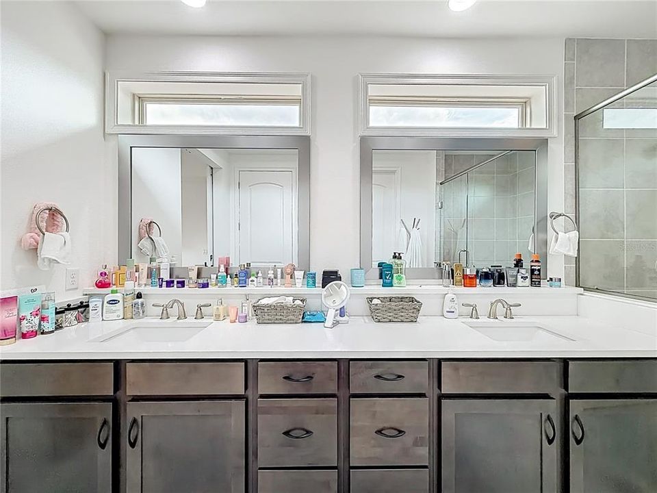 En Venta: $839,900 (4 camas, 3 baños, 2364 Pies cuadrados)