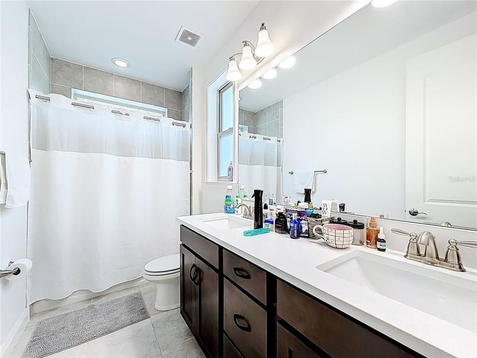 En Venta: $839,900 (4 camas, 3 baños, 2364 Pies cuadrados)