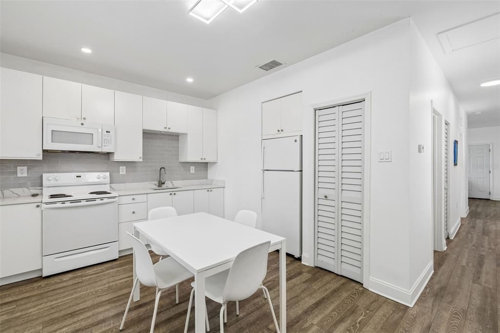 На продажу: $325,000 (2 спален, 1 ванн, 936 Квадратных фут)
