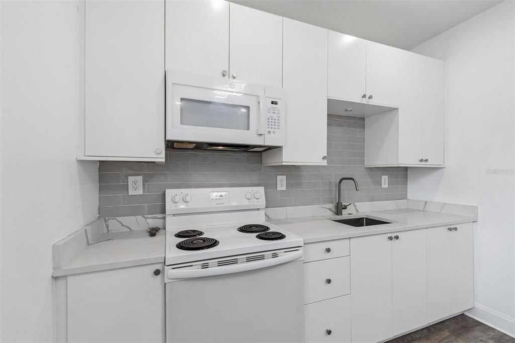 На продажу: $325,000 (2 спален, 1 ванн, 936 Квадратных фут)