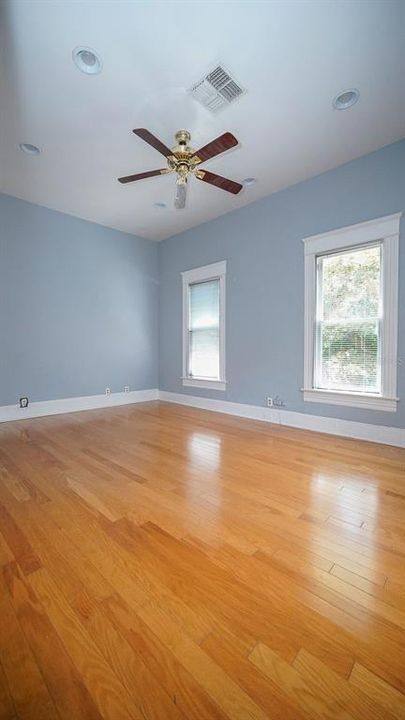 For Rent: $3,000 (3 beds, 1 baths, 3824 Square Feet)