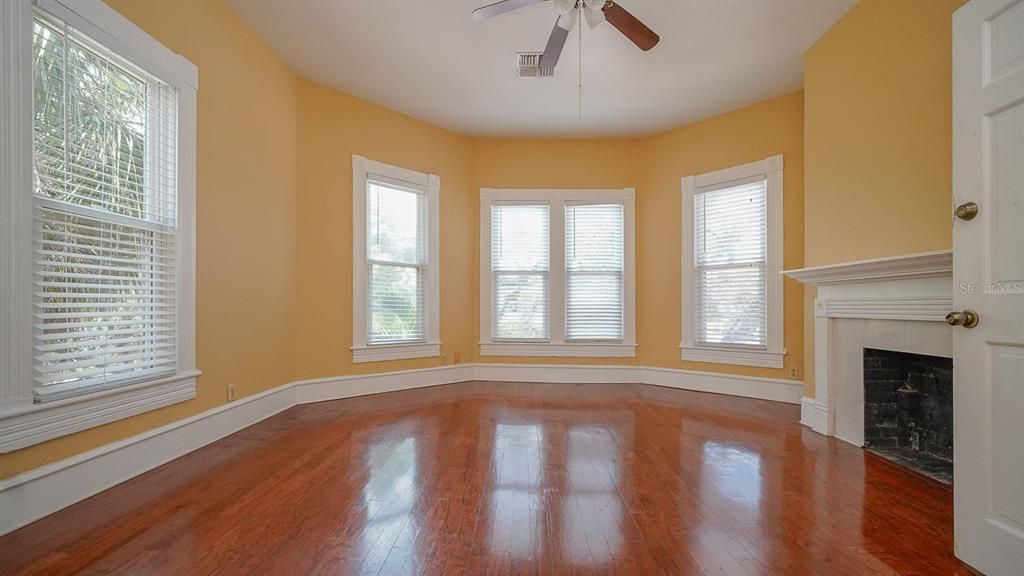 For Rent: $3,000 (3 beds, 1 baths, 3824 Square Feet)