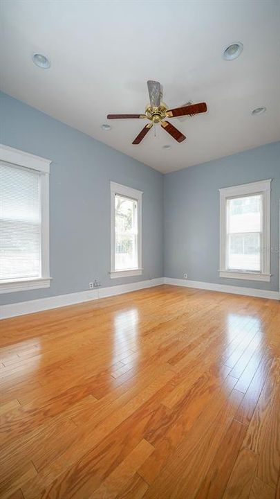 For Rent: $3,000 (3 beds, 1 baths, 3824 Square Feet)