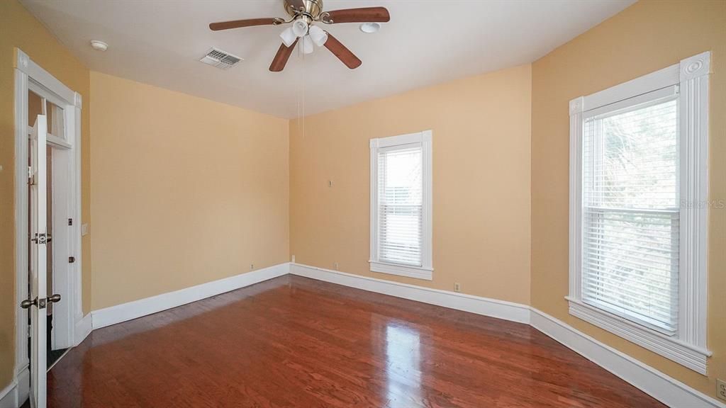 For Rent: $3,000 (3 beds, 1 baths, 3824 Square Feet)