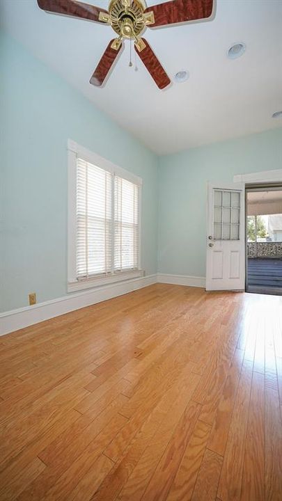 For Rent: $3,000 (3 beds, 1 baths, 3824 Square Feet)