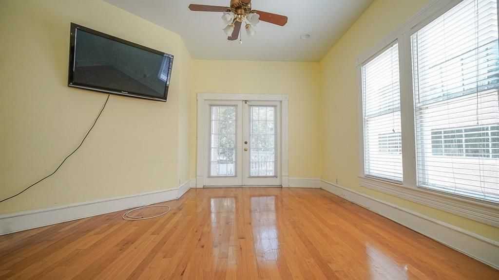 For Rent: $3,000 (3 beds, 1 baths, 3824 Square Feet)