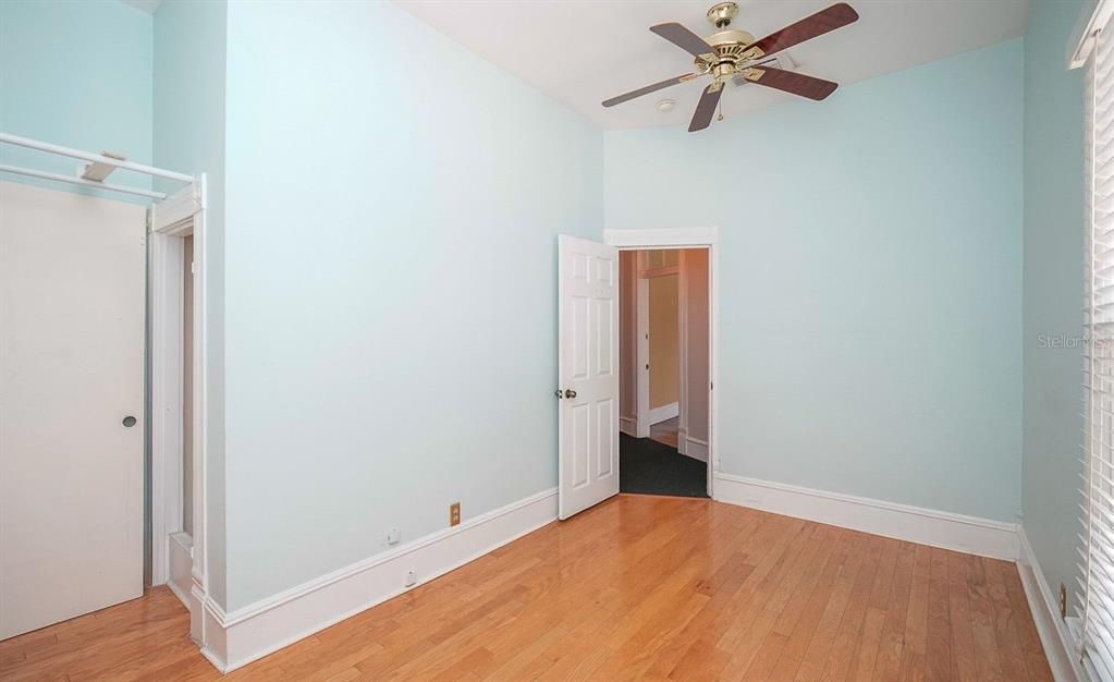 For Rent: $3,000 (3 beds, 1 baths, 3824 Square Feet)