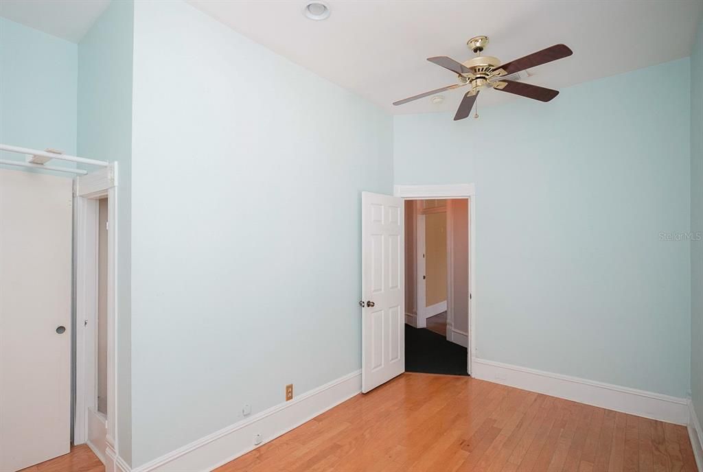 For Rent: $3,000 (3 beds, 1 baths, 3824 Square Feet)