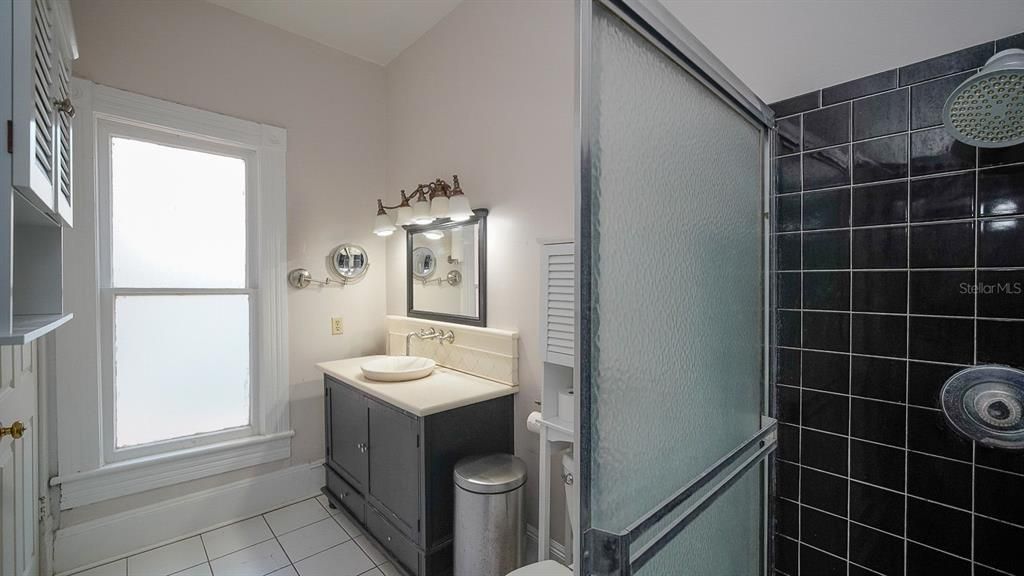 For Rent: $3,000 (3 beds, 1 baths, 3824 Square Feet)
