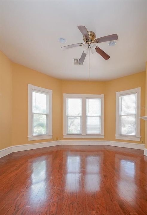 For Rent: $3,000 (3 beds, 1 baths, 3824 Square Feet)