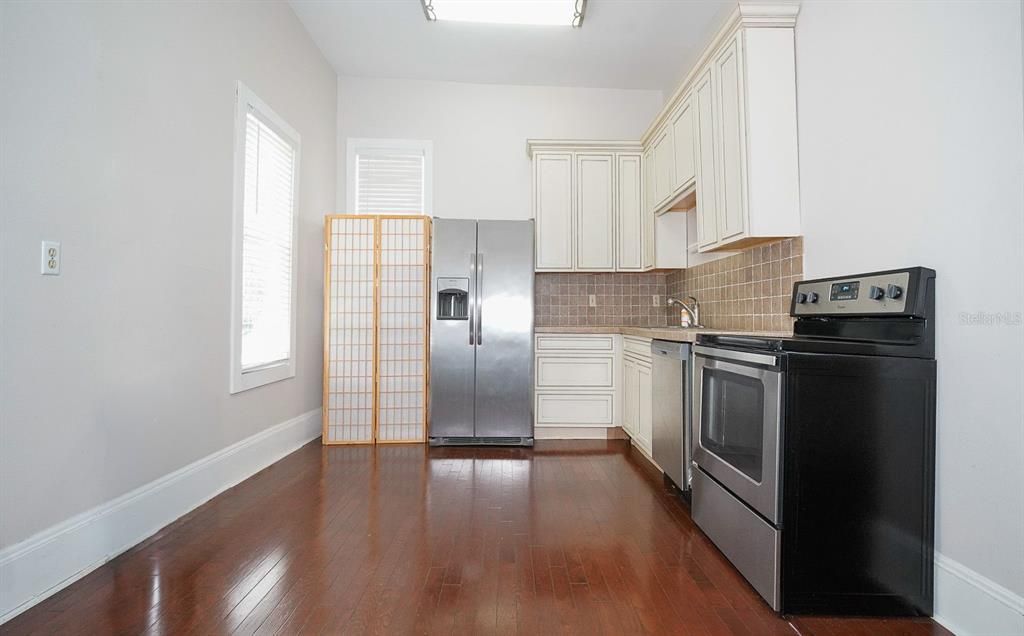 For Rent: $3,000 (3 beds, 1 baths, 3824 Square Feet)