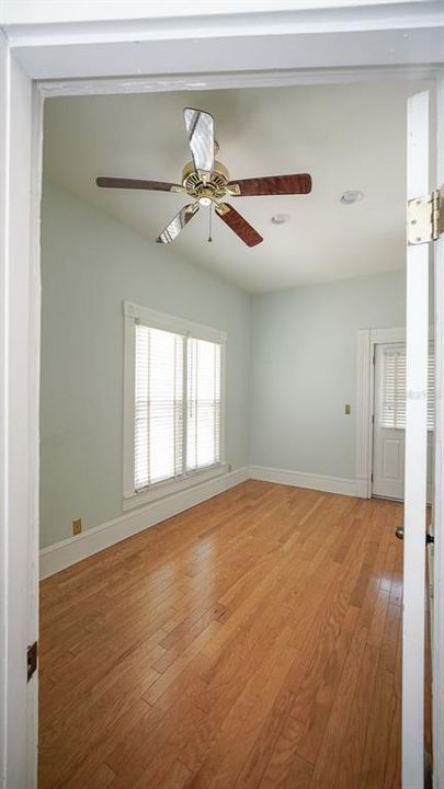 For Rent: $3,000 (3 beds, 1 baths, 3824 Square Feet)