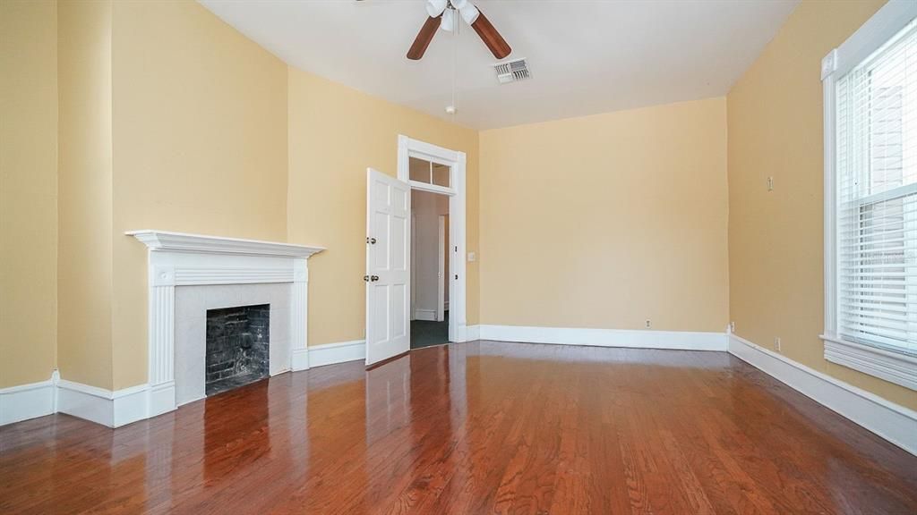 For Rent: $3,000 (3 beds, 1 baths, 3824 Square Feet)