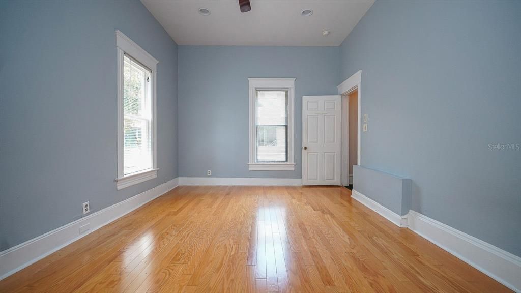 For Rent: $3,000 (3 beds, 1 baths, 3824 Square Feet)