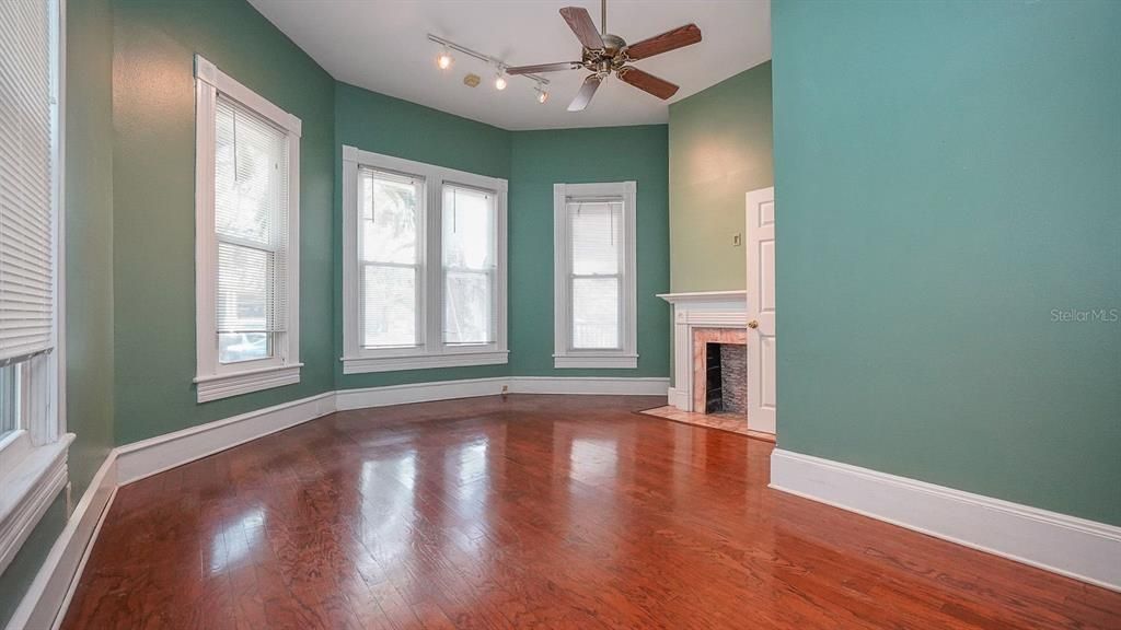 For Rent: $3,000 (3 beds, 1 baths, 3824 Square Feet)