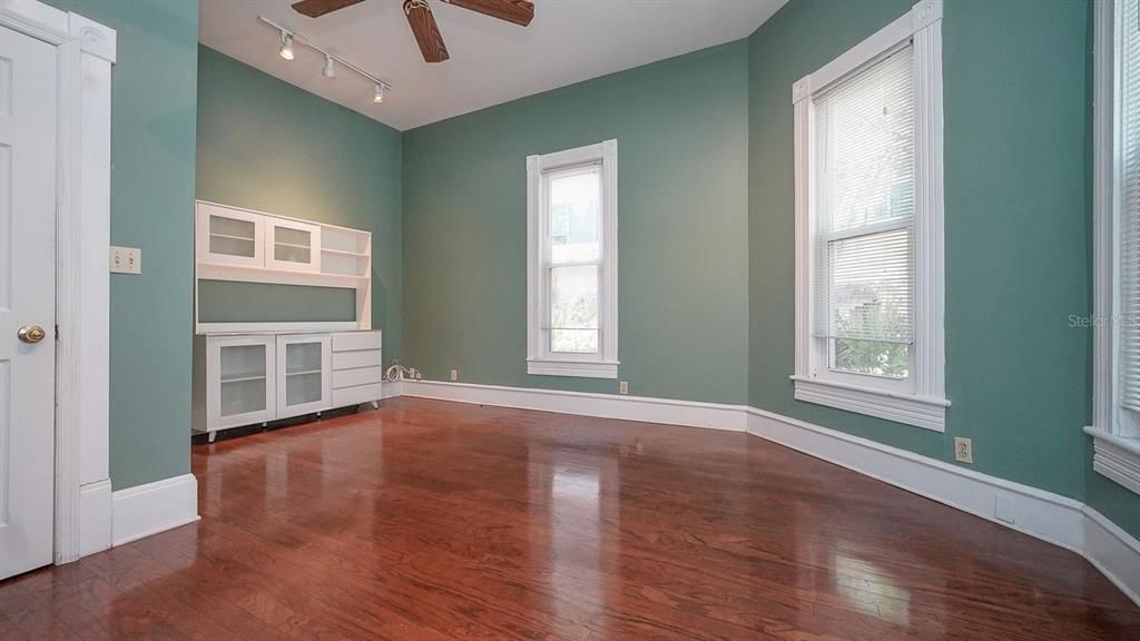 For Rent: $3,000 (3 beds, 1 baths, 3824 Square Feet)