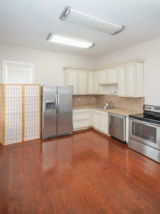 For Rent: $3,000 (3 beds, 1 baths, 3824 Square Feet)