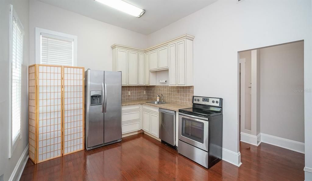For Rent: $3,000 (3 beds, 1 baths, 3824 Square Feet)
