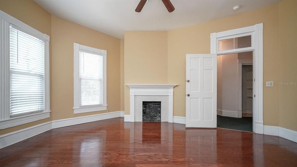 For Rent: $3,000 (3 beds, 1 baths, 3824 Square Feet)