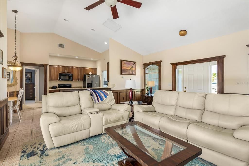 For Sale: $445,000 (3 beds, 2 baths, 1621 Square Feet)