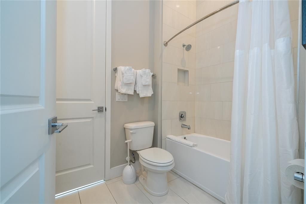 For Rent: $4,000 (5 beds, 4 baths, 2630 Square Feet)