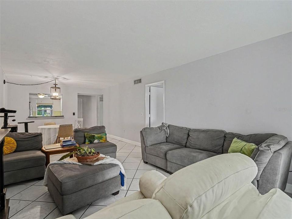 For Sale: $155,000 (2 beds, 2 baths, 1100 Square Feet)
