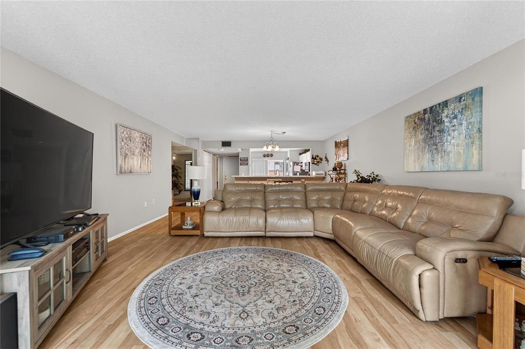 For Sale: $269,900 (2 beds, 2 baths, 1408 Square Feet)
