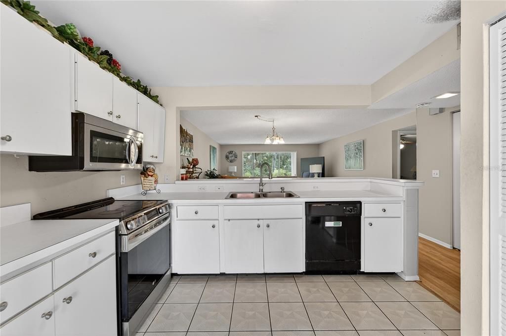 For Sale: $269,900 (2 beds, 2 baths, 1408 Square Feet)