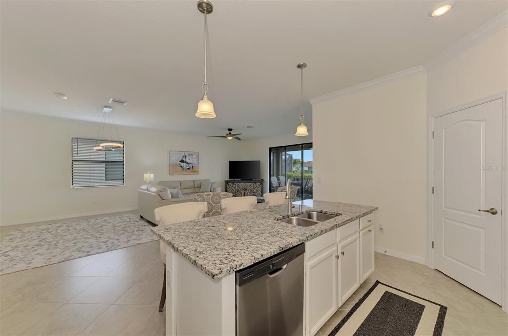 For Sale: $475,000 (3 beds, 3 baths, 1831 Square Feet)