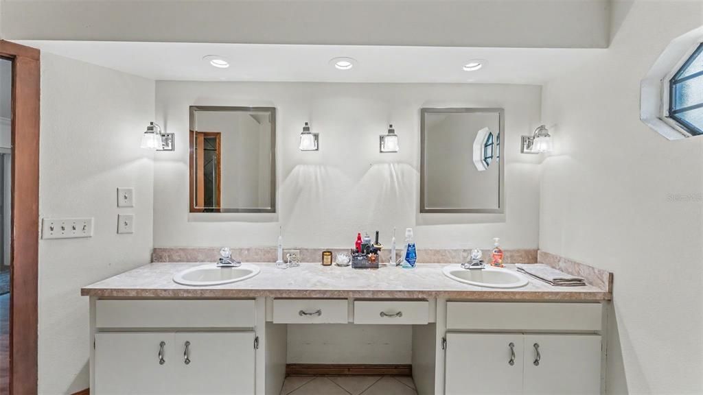 For Sale: $555,000 (3 beds, 2 baths, 2536 Square Feet)