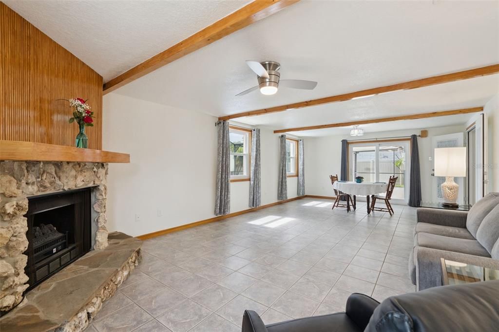 For Sale: $365,000 (3 beds, 2 baths, 1577 Square Feet)