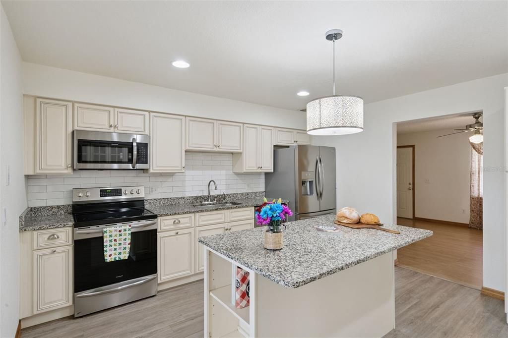 For Sale: $365,000 (3 beds, 2 baths, 1577 Square Feet)
