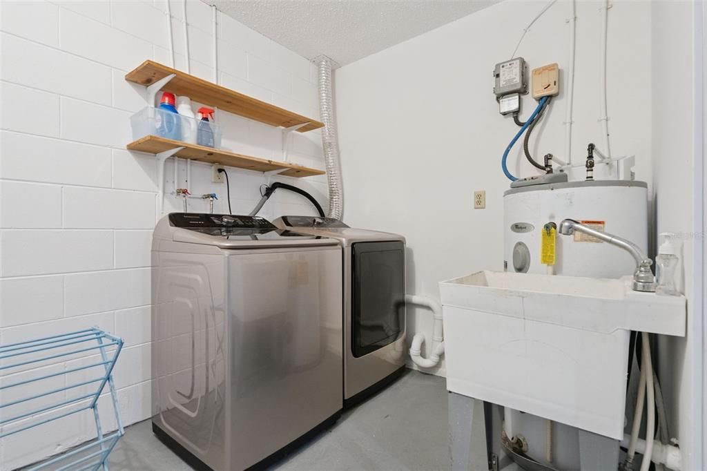 For Sale: $365,000 (3 beds, 2 baths, 1577 Square Feet)