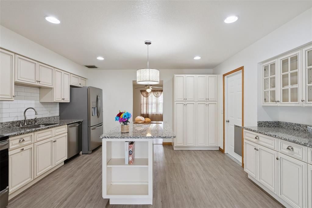 For Sale: $365,000 (3 beds, 2 baths, 1577 Square Feet)