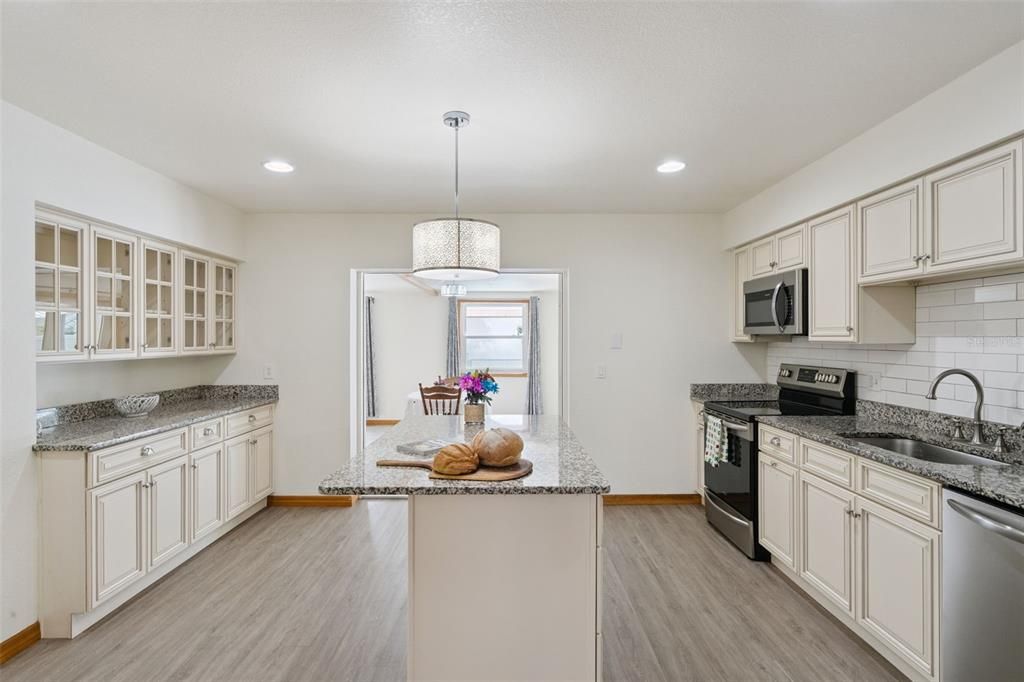 For Sale: $365,000 (3 beds, 2 baths, 1577 Square Feet)