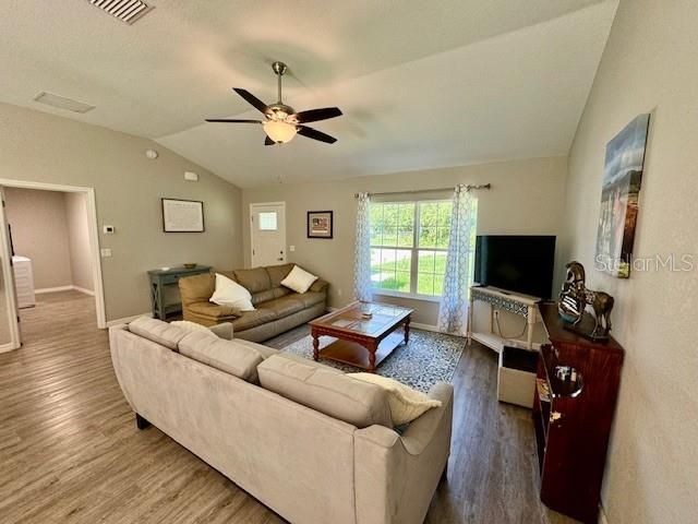 For Rent: $2,500 (3 beds, 2 baths, 1415 Square Feet)