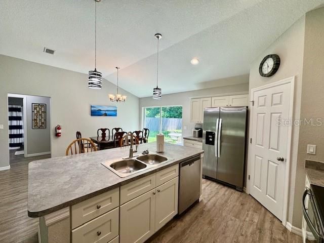For Rent: $2,500 (3 beds, 2 baths, 1415 Square Feet)