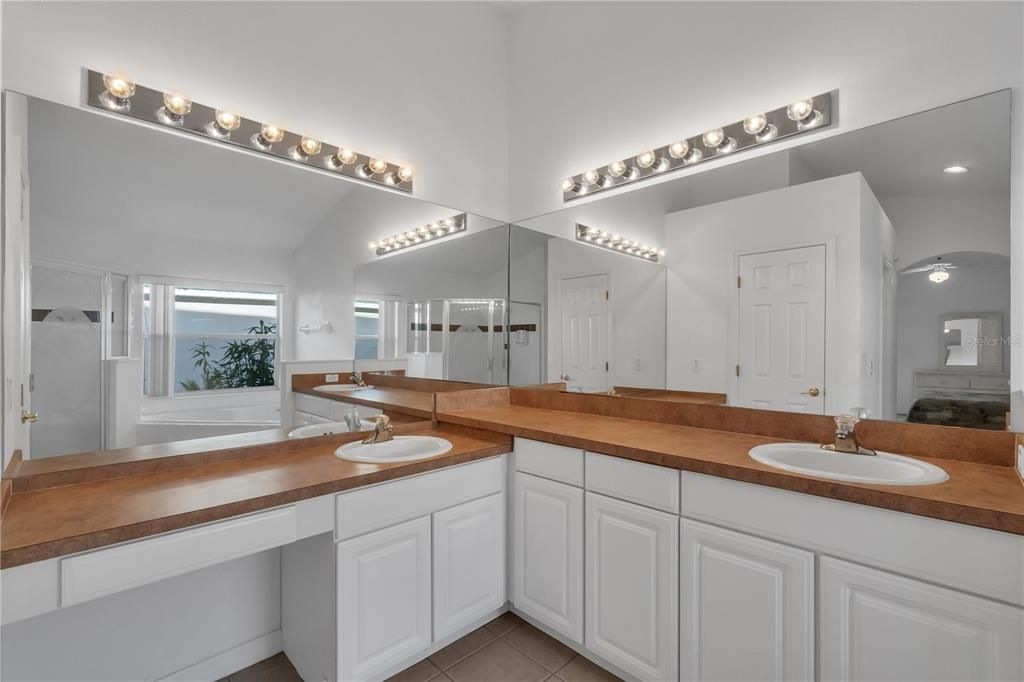 На продажу: $425,000 (4 спален, 2 ванн, 1908 Квадратных фут)