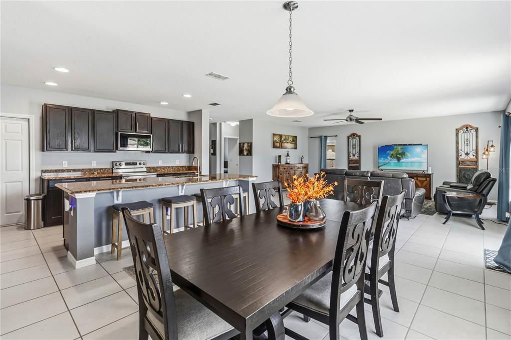 En Venta: $449,000 (5 camas, 3 baños, 2544 Pies cuadrados)