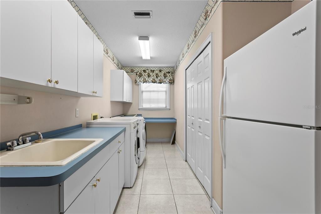 For Sale: $1,150,000 (5 beds, 4 baths, 4214 Square Feet)