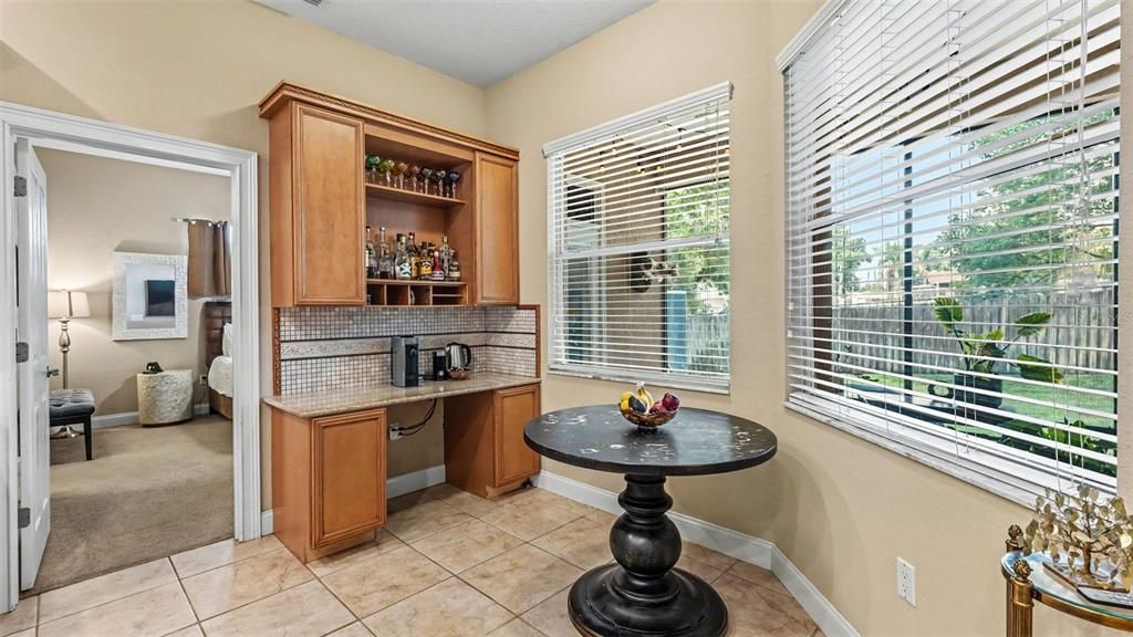 Activo con contrato: $375,000 (4 camas, 2 baños, 2168 Pies cuadrados)