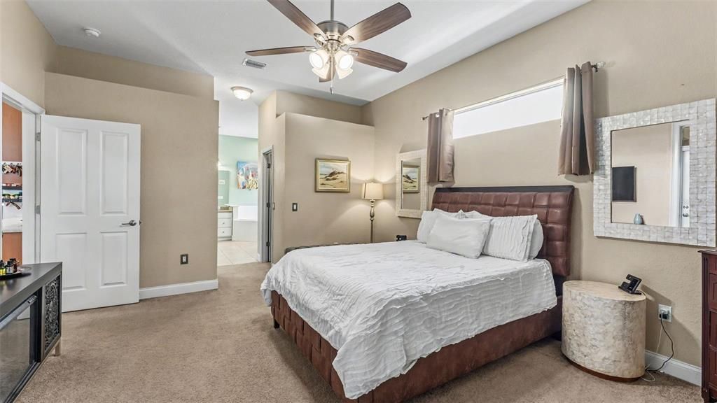 Activo con contrato: $375,000 (4 camas, 2 baños, 2168 Pies cuadrados)