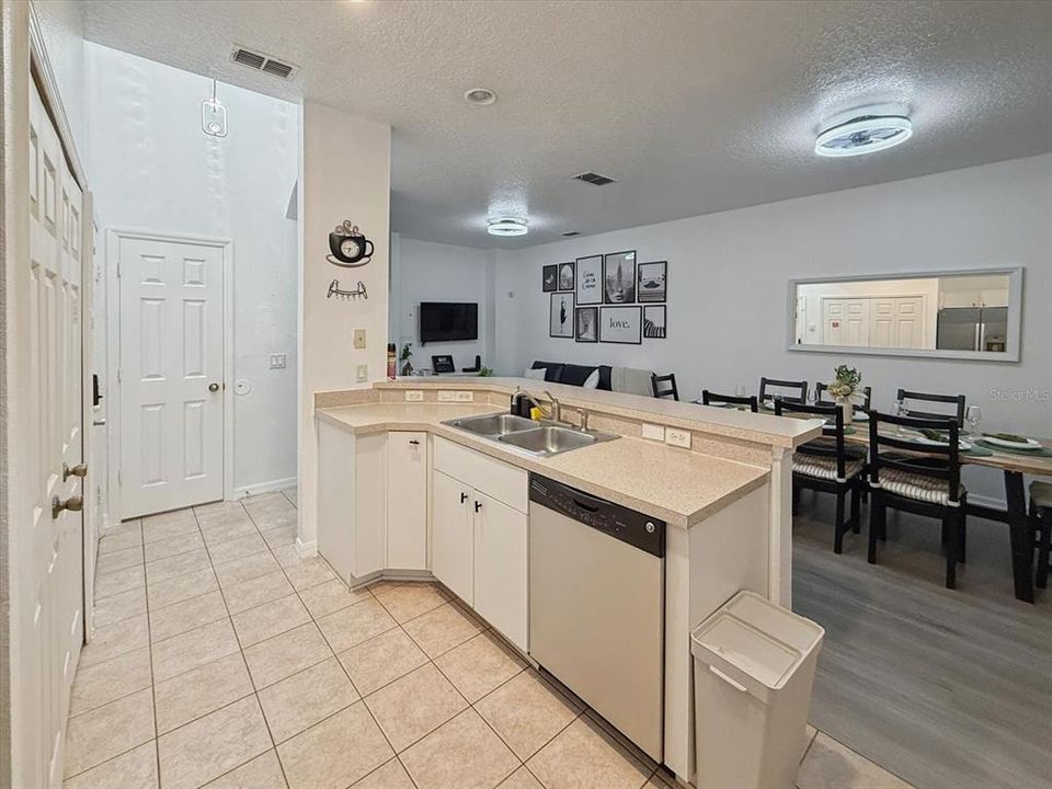 For Rent: $2,200 (4 beds, 3 baths, 1642 Square Feet)