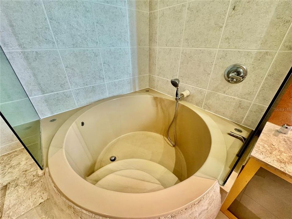 For Rent: $1,350 (1 beds, 1 baths, 625 Square Feet)