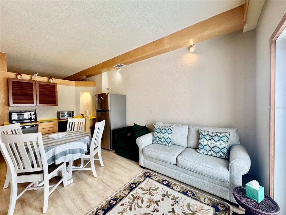 For Rent: $1,350 (1 beds, 1 baths, 625 Square Feet)