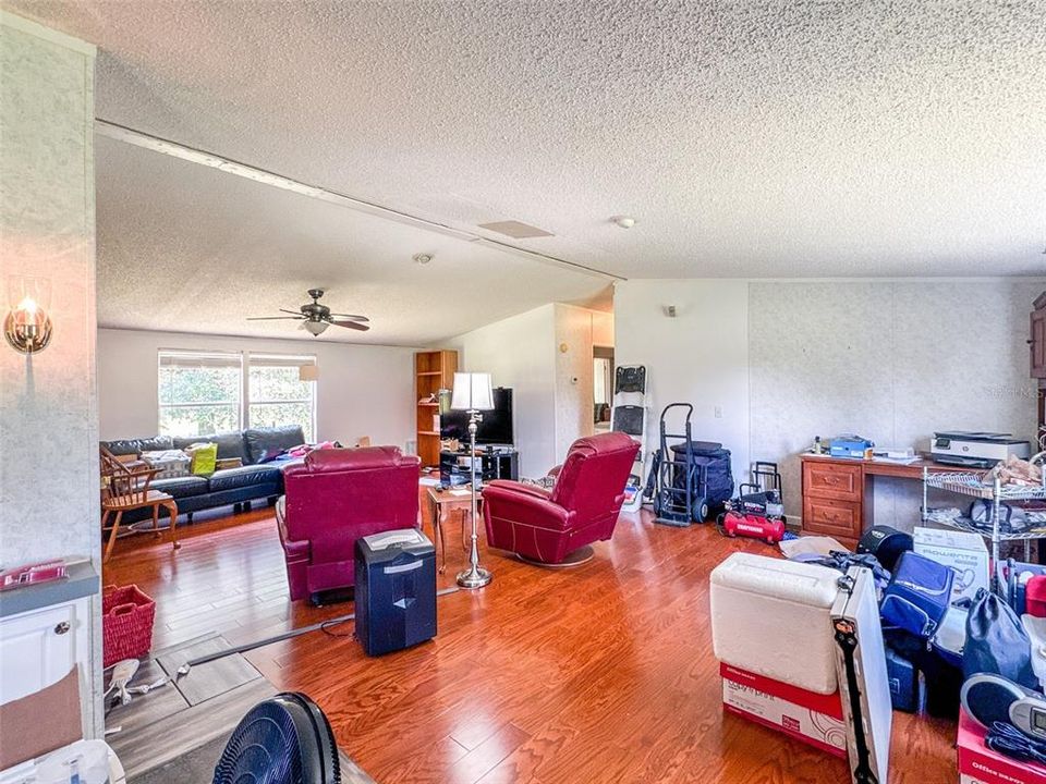 For Sale: $350,000 (3 beds, 2 baths, 1944 Square Feet)