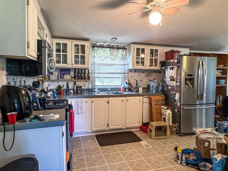 For Sale: $350,000 (3 beds, 2 baths, 1944 Square Feet)
