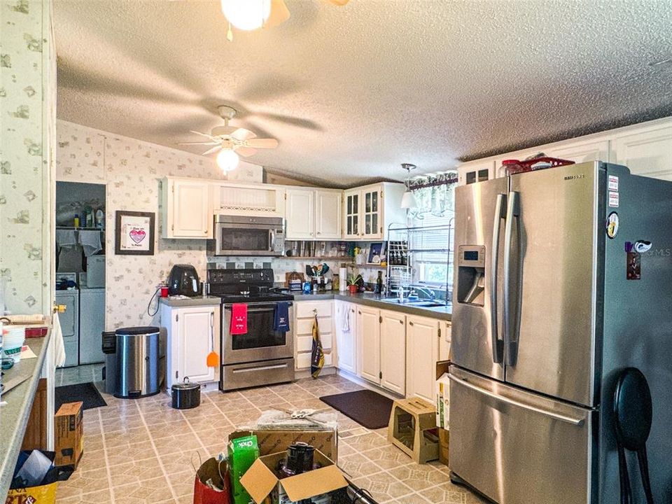 For Sale: $350,000 (3 beds, 2 baths, 1944 Square Feet)